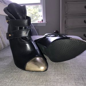 Stuart Weitzman bootie size 6
